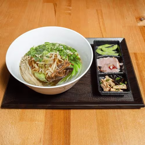 Yu Nudelsuppe mit Pilzen