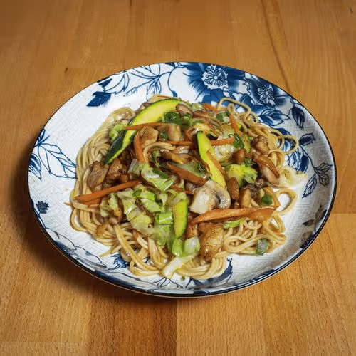 Gebratene Nudeln mit Hühnerfleisch (scharf)