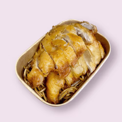 Gebackenes Hühnerfleisch auf gebratenen Nudeln