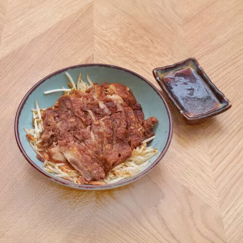 Knusprige Ente mit Sojasprossen und Knoblauchsauce