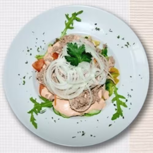 Salatschüssel mit Thunfisch und Zwiebelringen