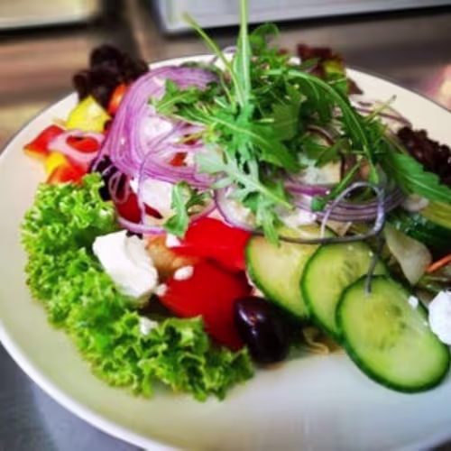 Salatschüssel mit Schafskäse und Oliven