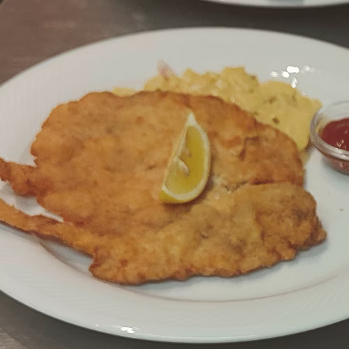 Hühnerschnitzel mit Pommes frites und Ketchup