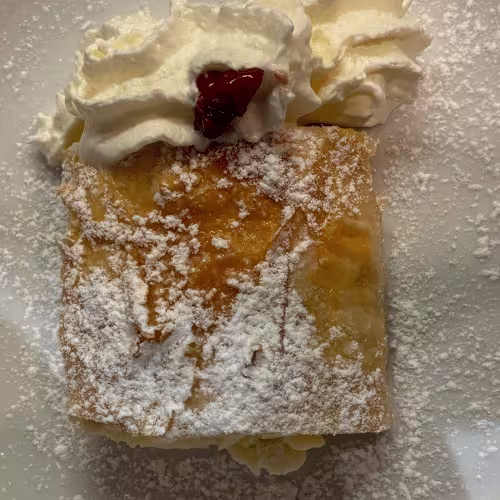 Topfenstrudel mit Sahne,