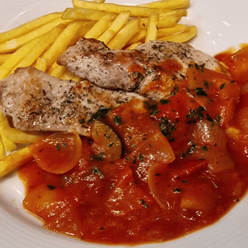 Gebratenes Schweinschnitzel mit Letscho und Pommes