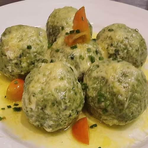 Hausgemachte 3 Spinatknödel mit Braunerbutter