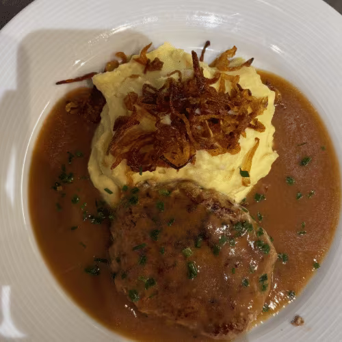 Hausgemachte Fleischlaibchen mit Kartoffelpüree und Röstzwiebel
