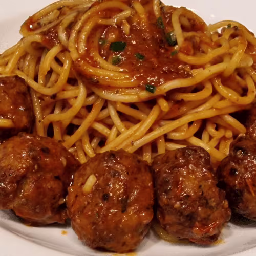 Spaghetti mit Fleischbällchen und Tomatensauce