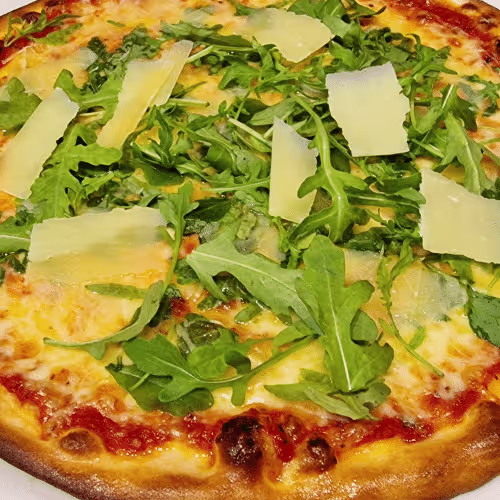 Pizza mit Ruccola, Kirschtomaten und Fr.parmesan