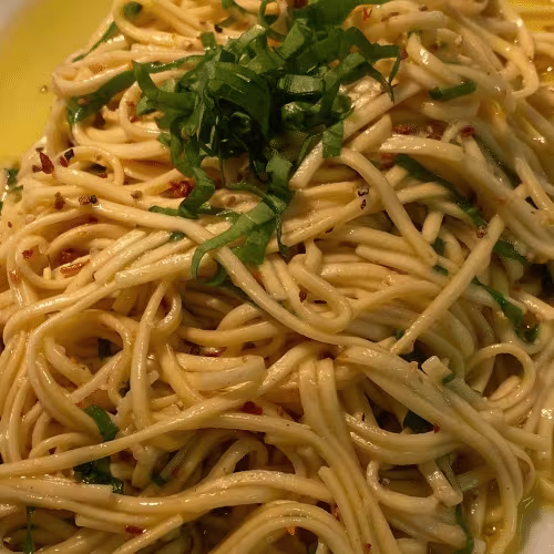 Tagliolini aglio e  olio (vegan)