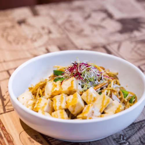 Gebratene Nudel mit Gemüse und Tofu