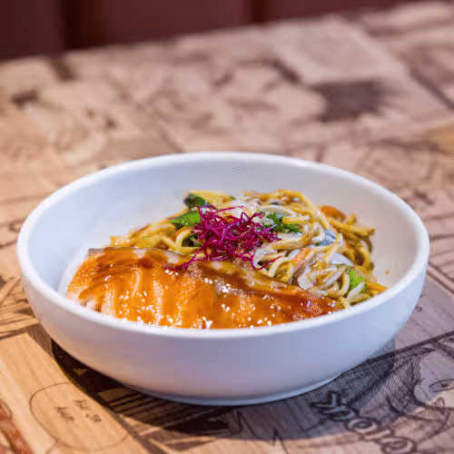 31. Gebratene Nudel mit Gemüse und Lachs1