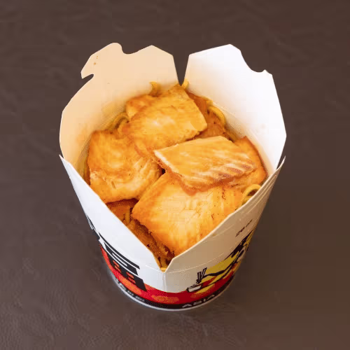 Nudel-Box mit Lachsfilet