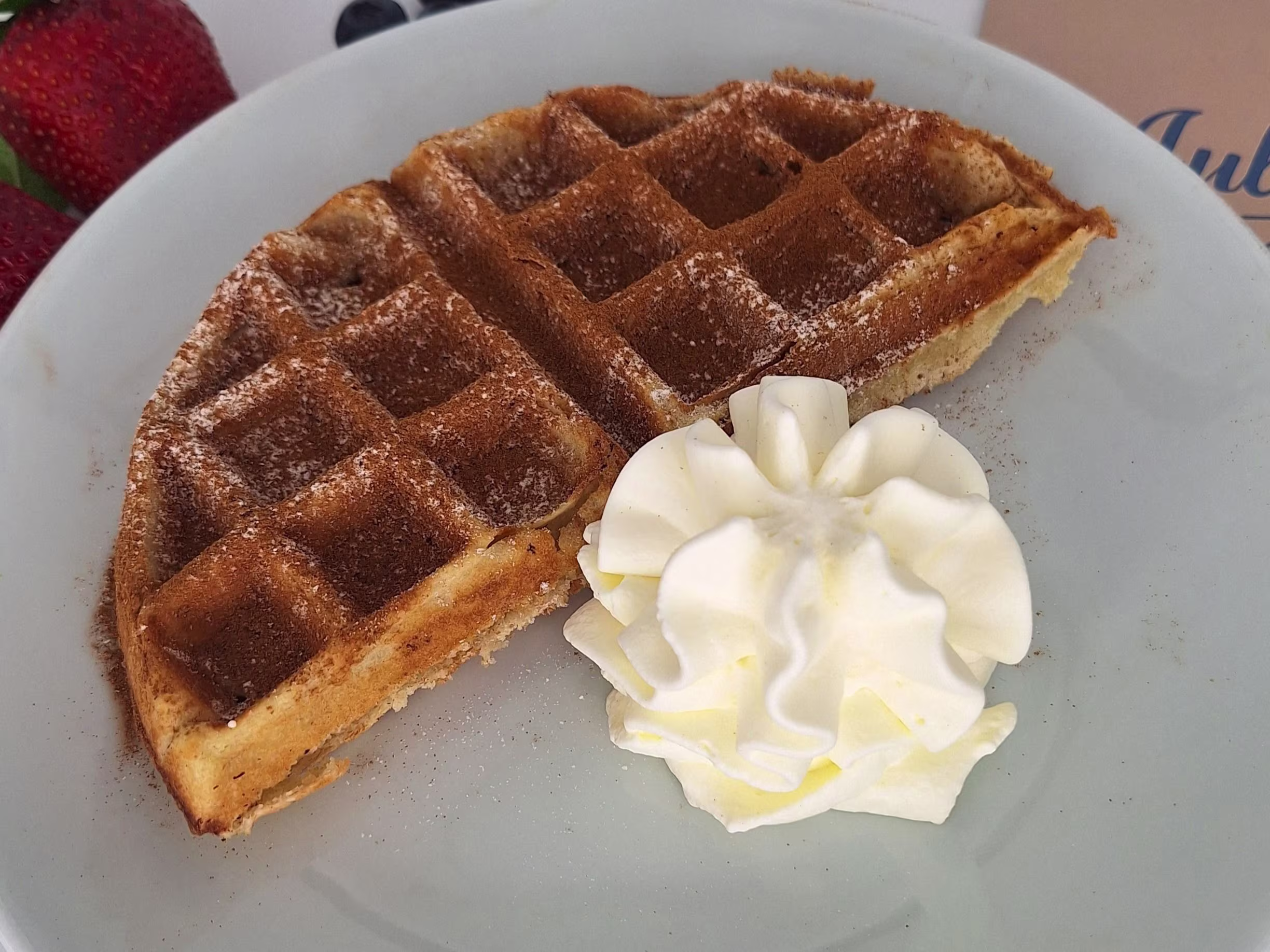 Waffel mit Staubzucker