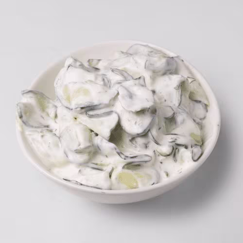 Hausgemachter Rahm-Gurkensalat