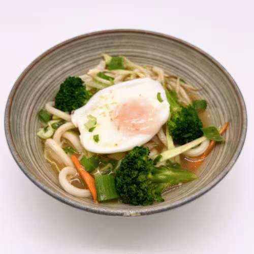 Udon Nudelsuppen mit Gemüse und Ei (scharf)