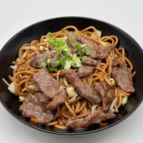 Gebratene Nudeln mit Gemüse und Bulgogi Rindfleisch