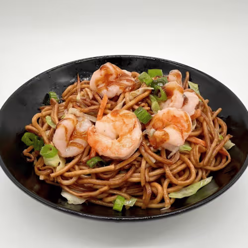 Gebratene Nudeln mit Gemüse und Shrimps