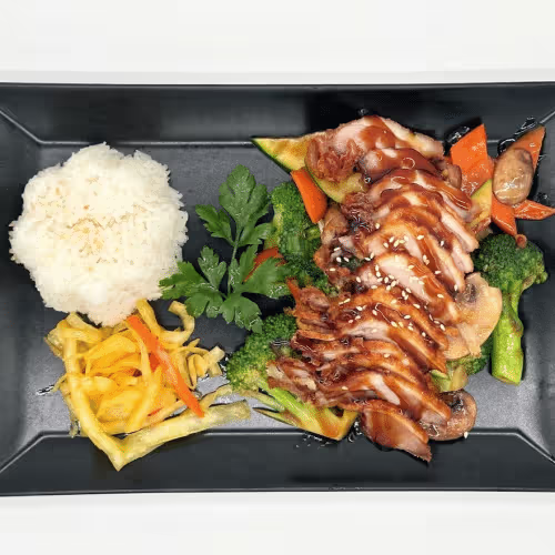 Wok mit Wok-Gemüse und Ente