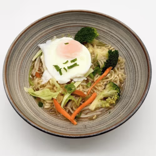 Ramen Nudelsuppen mit Gemüse und Ei (scharf)