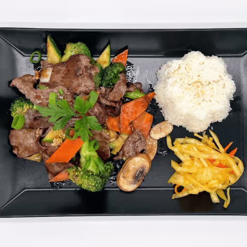 Wok mit Wok-Gemüse und Rindfleisch