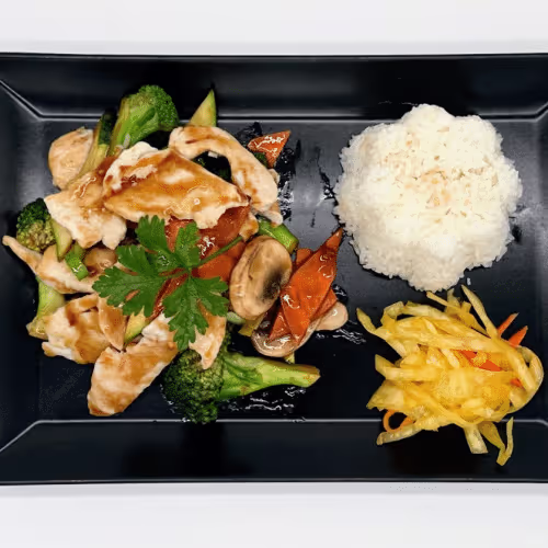 Wok mit Wok-Gemüse und Hühnerfleisch