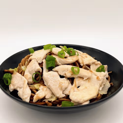 Gebratene Nudeln mit Gemüse und knusprigem Huhn