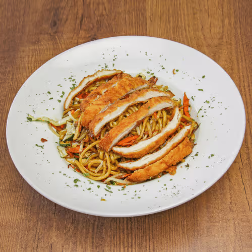Gebratene Nudeln mit knusprigem Huhn