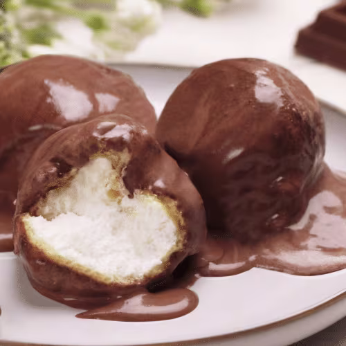 Profiterole mit Schokoladensauce (3 Stück)