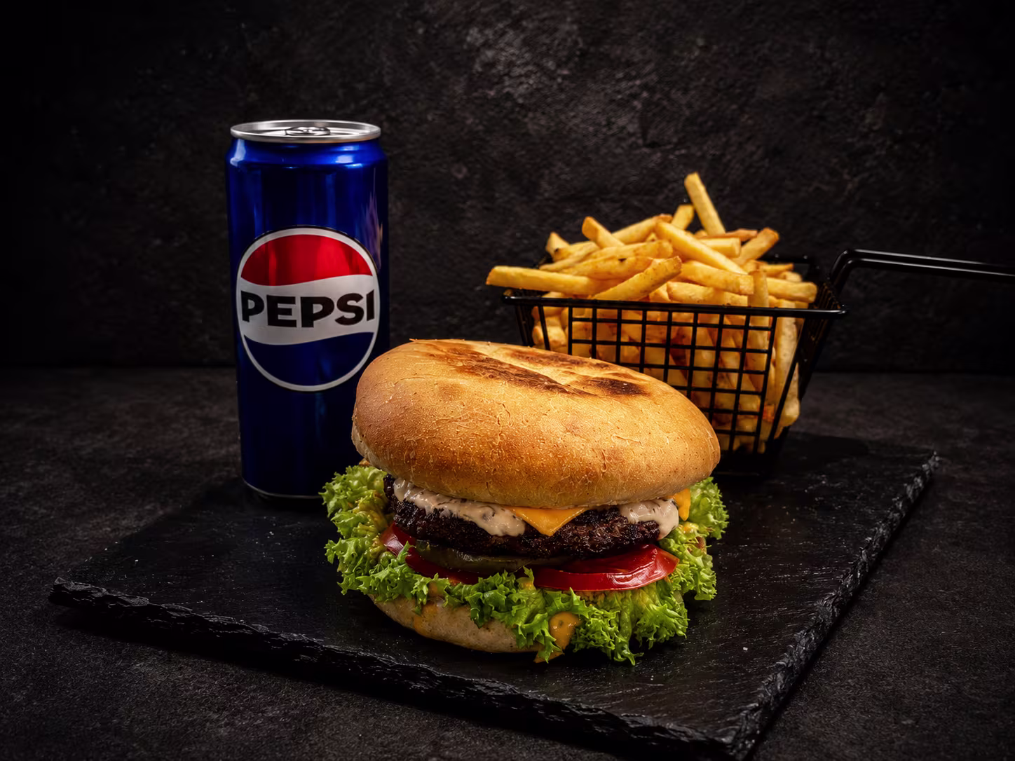 Cheeseburger mit Pommes + 0,33 Getränk