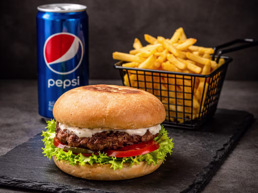 Hamburger mit Pommes + 0,33 Getränk