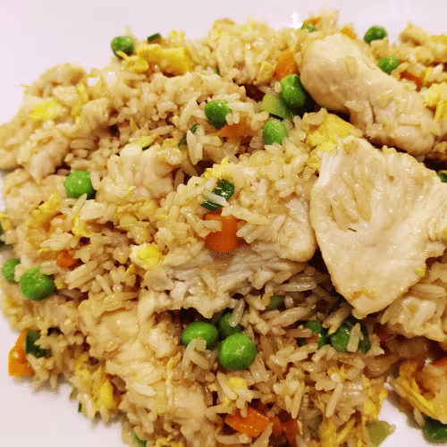 Gebratener Reis mit Gemüse und Hühnerfleisch