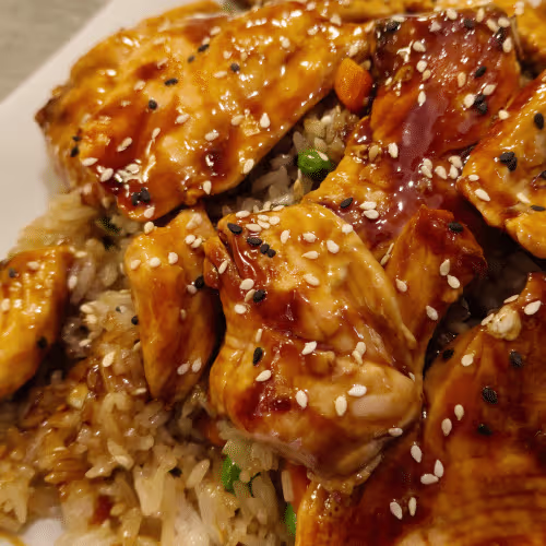 Gebratener Reis mit Lachsfilet in Teriyakisauce