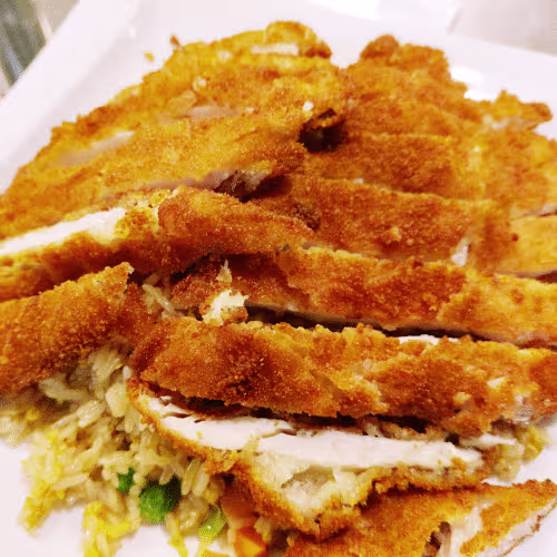 Knuspriges Huhn auf gebratenem Reis