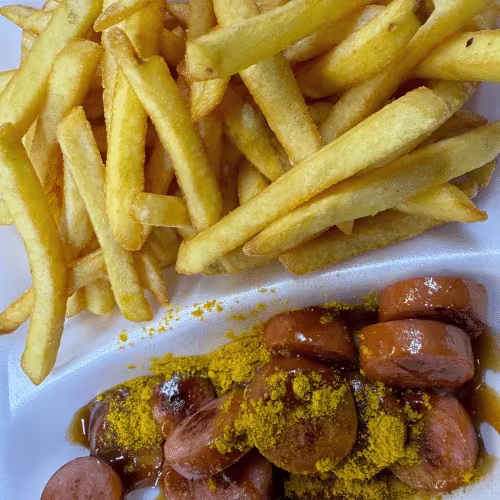 Currywurst mit Pommes