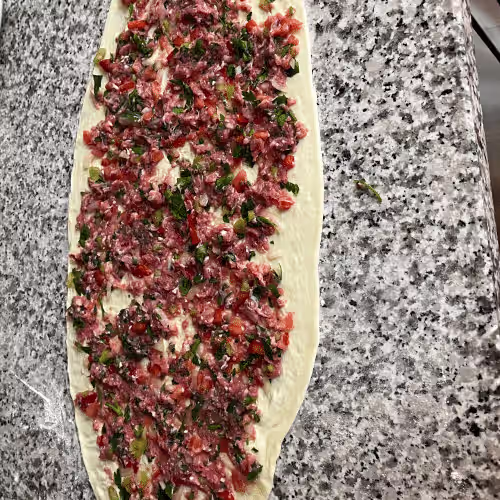 Neşeli Pide mit Hakfleisch