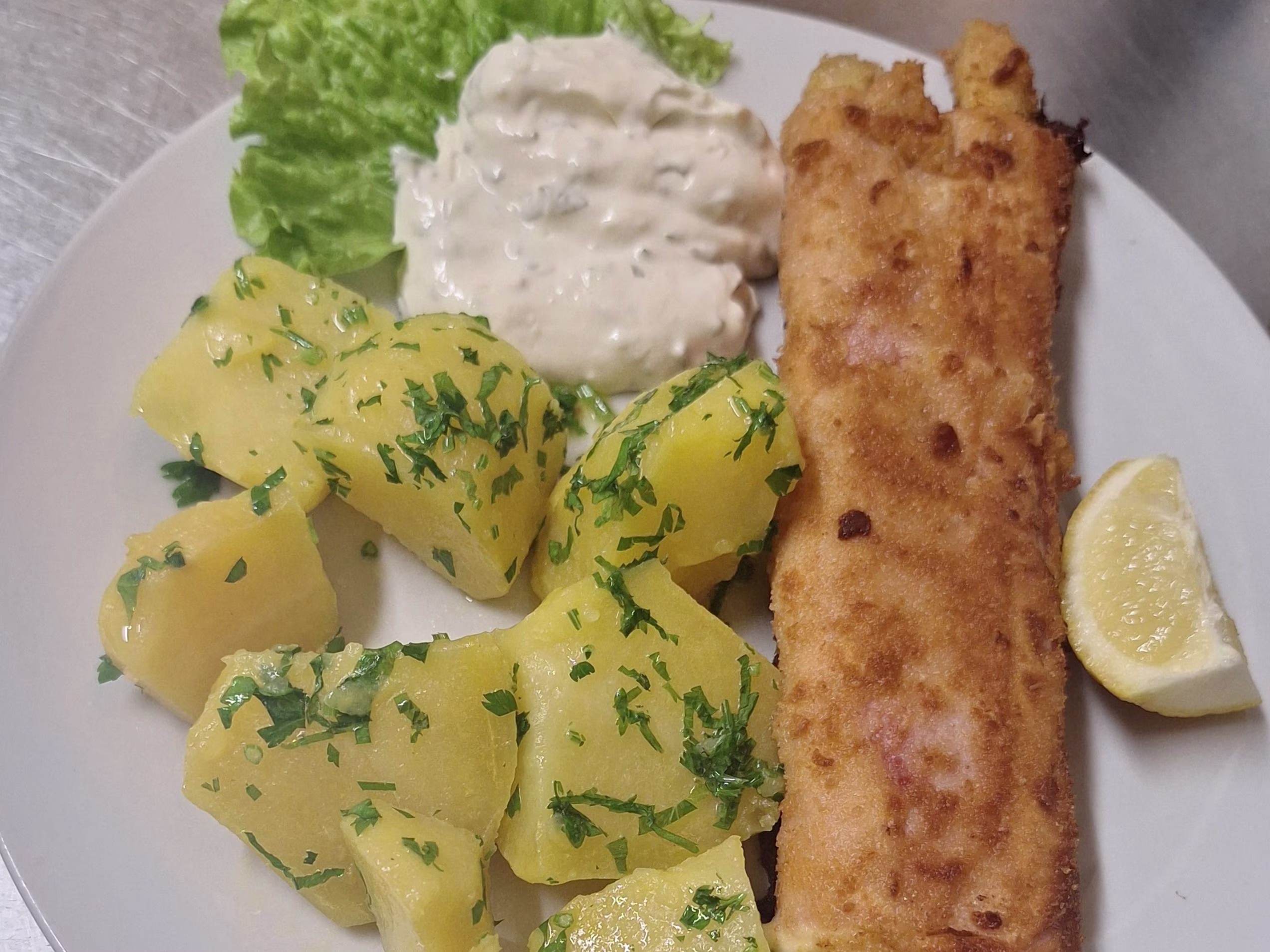 Marchfelder Solo Plus Spargel Cordon Bleu mit Sauce Tartar und Petersilienerdäpfeln