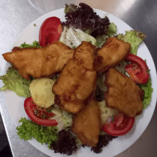 "Backhendelsalat"  Gebackenes Hendlfilet auf Salat mit Kernöldressing