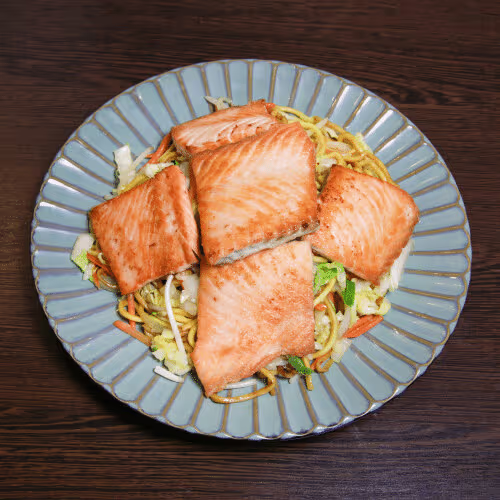 Gebratene Nudeln mit Lachs
