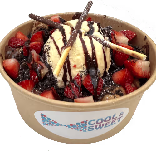Waffel mit Erdbeer-Oreo, Eis, Nutella, Mikado und Sauce