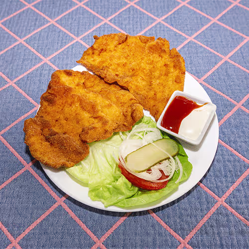 Hühnerschnitzel mit einer Beilage nach Wahl