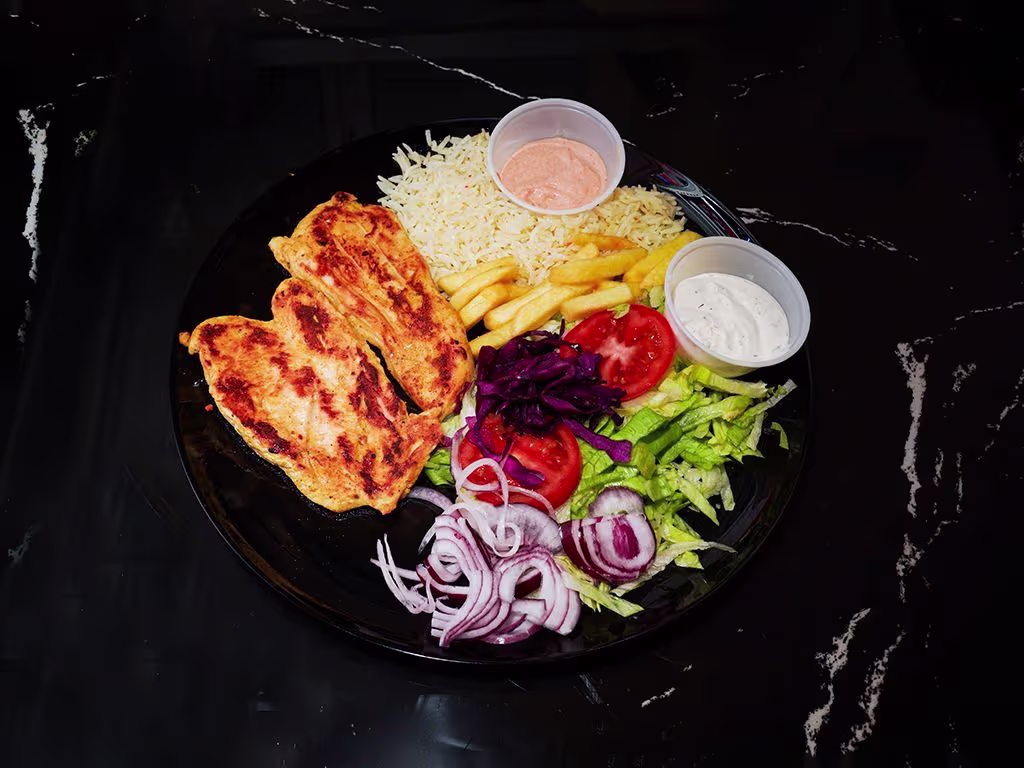 Gegrillte Hühnerbrust mit Reis oder Pommes, Salat, Sauce