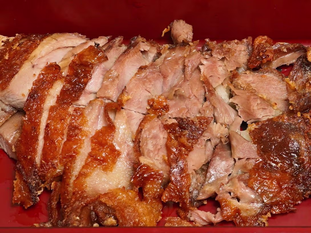 Knusprige Ente mit Gemüse und Nudeln