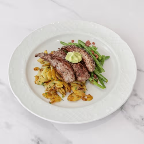 Rosa gebratene Lammfilets mit Kräuterbutter