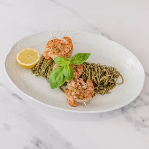 Gebratene Scampispießchen auf Pestospaghetti