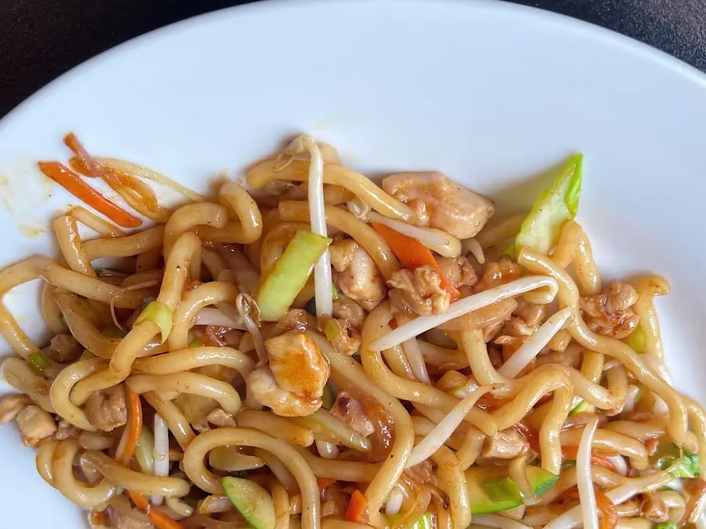 Gebratene Udon mit Huhn und Gemüse