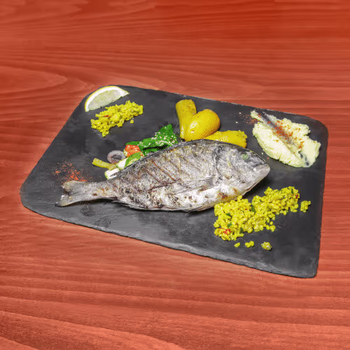 Goldbrasse im Ganzen gegrillt