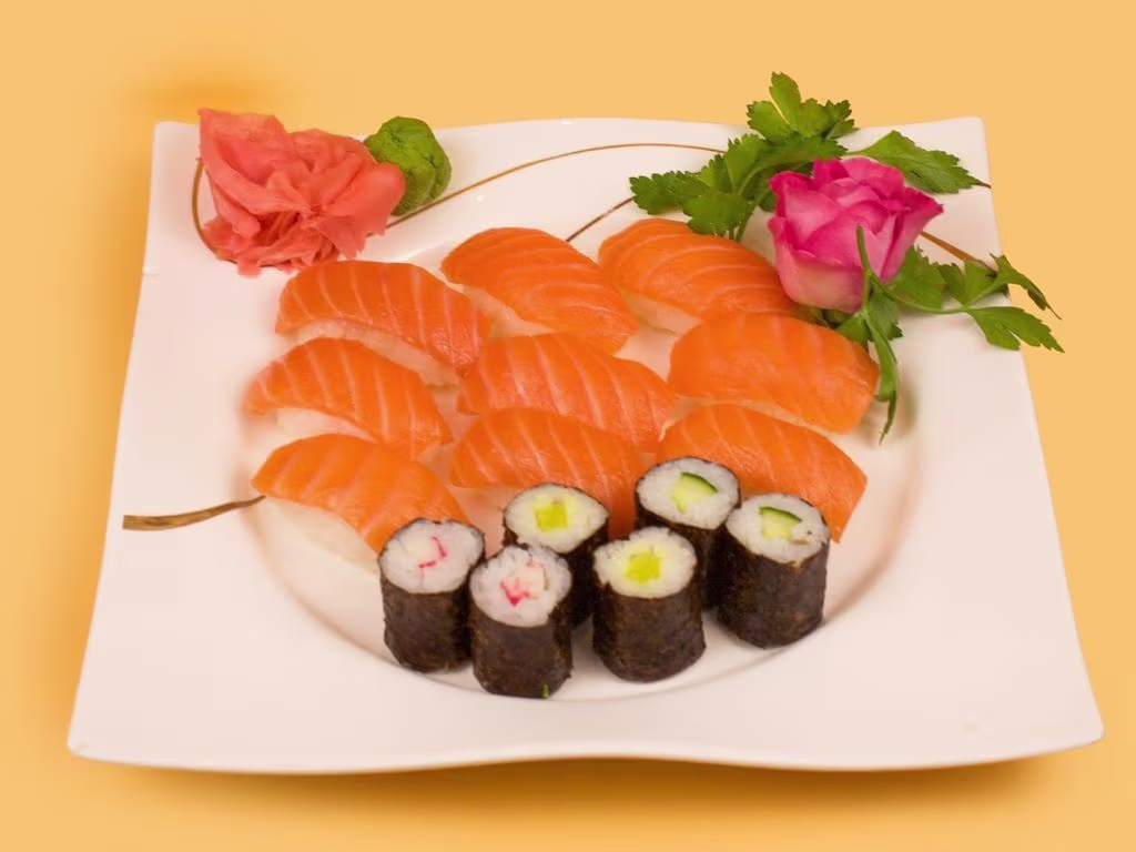 Sushi Set (6 Lachs Sushi + 6 Maki)
