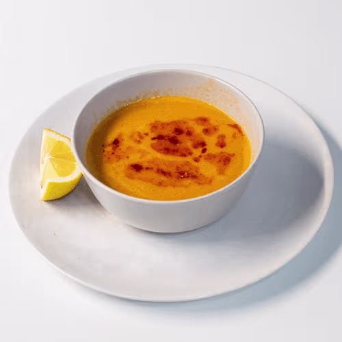 Rote Linsensuppe mit Gebäck