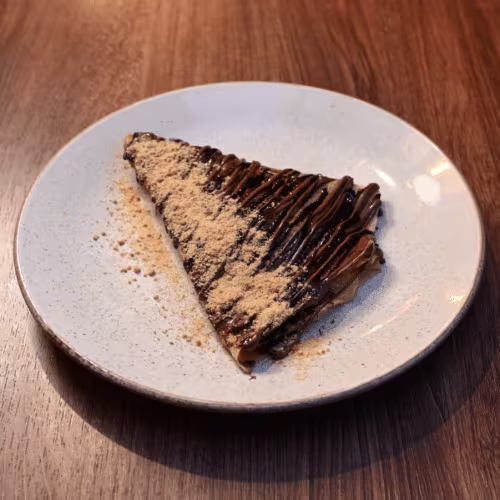 Palatschinken mit Nutella, gehackter Keks und Plazma